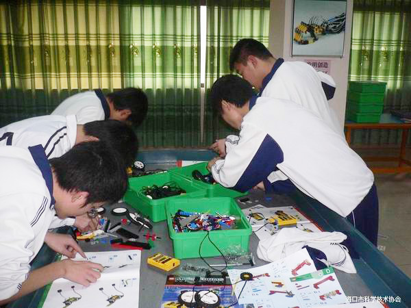 <a href='http://www.ahmjh.cn/chanpin/60-1.html' target='1' style='font-size:18px; font-weight:bold; color:#000000;'>機(jī)器人功能室</a>